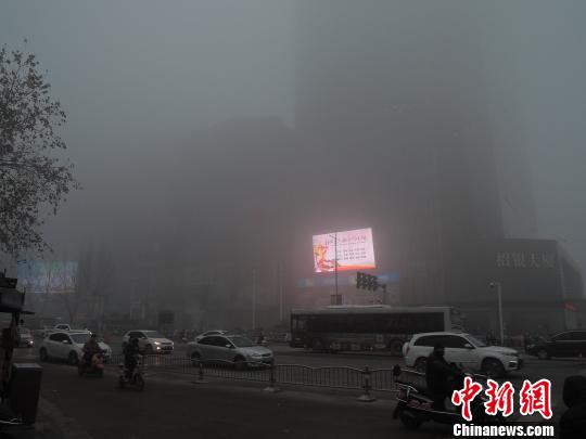 大气扩散条件不利河南多地现浓雾民众生活受影响