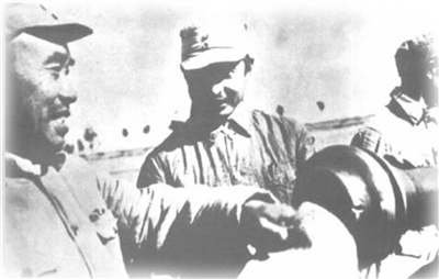 1947年10月，朱德（左一）在石家庄战役前，视察晋察冀野战军炮兵旅。（资料照片）