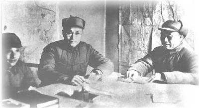 1938年，朱德在129师和刘伯承（中）、邓小平（左）研究作战计划。