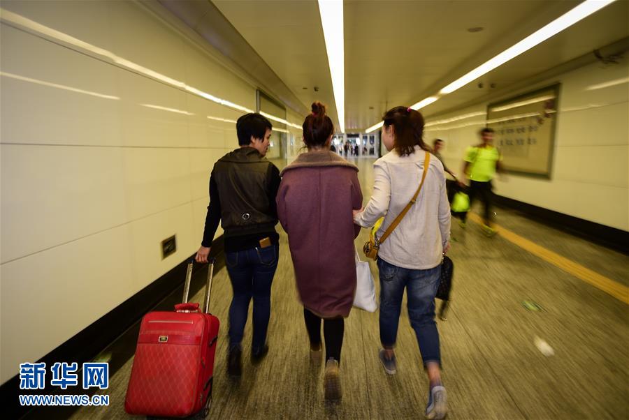 （法治）（5）直击铁路警花火车站抓捕网上通缉犯