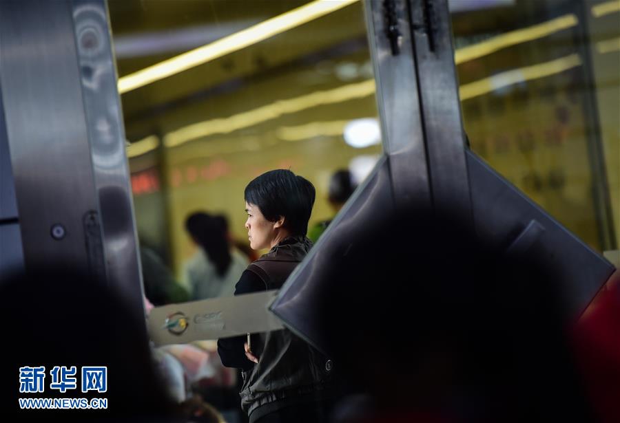 （法治）（1）直击铁路警花火车站抓捕网上通缉犯