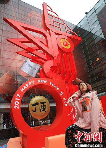 巨型鸡年新春艺术装置亮相上海