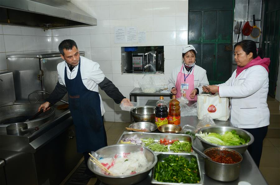 （社会）（3）黄红梅和站台&ldquo;售饭车&rdquo;的故事