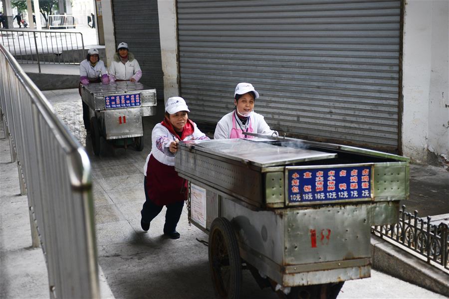（社会）（2）黄红梅和站台&ldquo;售饭车&rdquo;的故事