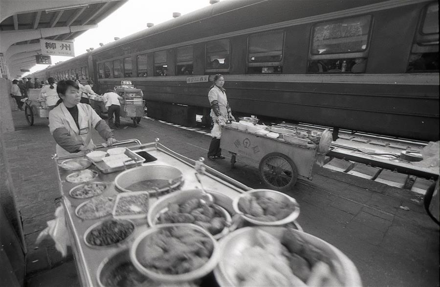 （社会）（5）黄红梅和站台&ldquo;售饭车&rdquo;的故事