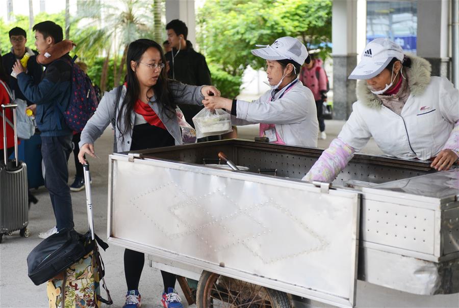 （社会）（1）黄红梅和站台&ldquo;售饭车&rdquo;的故事