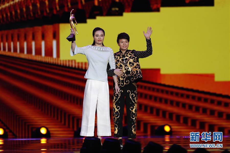 （体育）（1）2016体坛风云人物：吴敏霞/施廷懋获得年度最佳组合奖