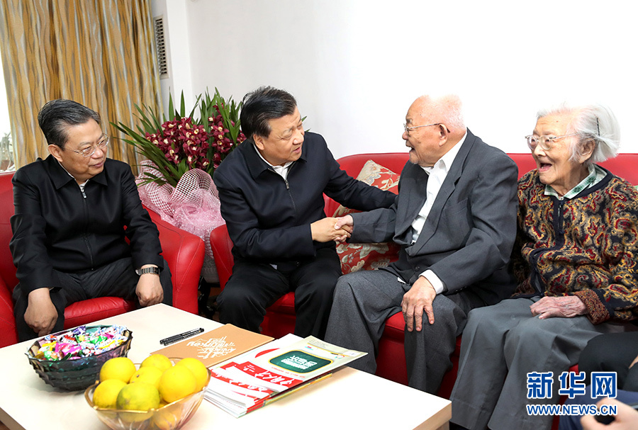 这是刘云山在北京看望我国著名数学家、中国科学院院士吴文俊。新华社记者 马占成 摄