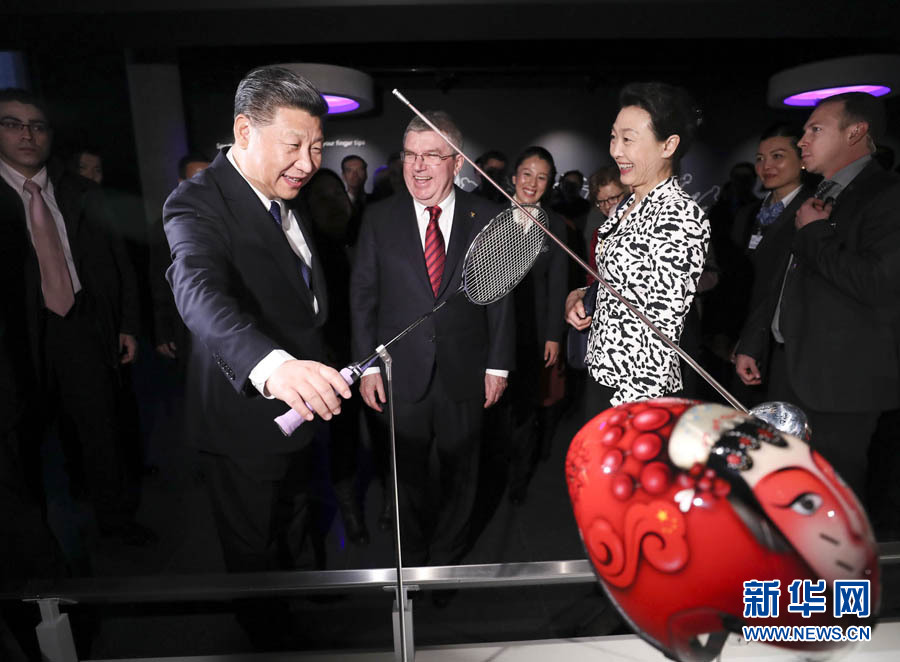 1月18日,国家主席习近平在瑞士洛桑国际奥林匹克博物馆会见国际奥林匹克委员会主席巴赫。这是习近平在巴赫陪同下,参观羽毛球世界冠军李玲蔚用过的球拍。新华社记者 兰红光 摄 1月18日,国家主席习近平在瑞士洛桑国际奥林匹克博物馆会见国际奥林匹克委员会主席巴赫。这是习近平在巴赫陪同下,参观羽毛球世界冠军李玲蔚用过的球拍。新华社记者 兰红光 摄