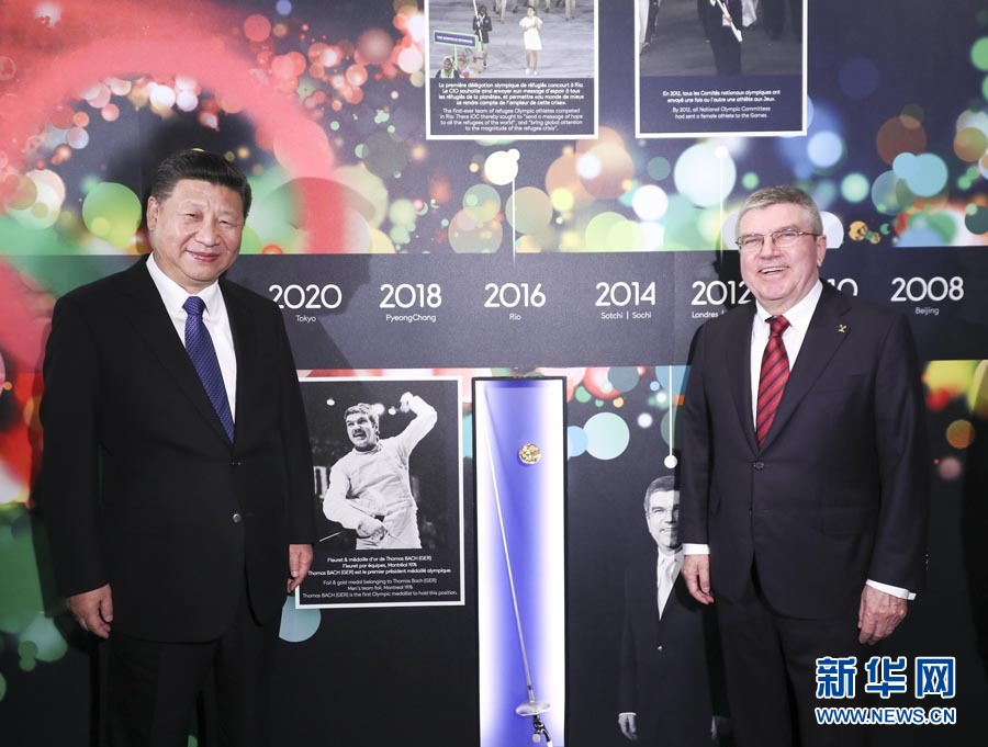1月18日,国家主席习近平在瑞士洛桑国际奥林匹克博物馆会见国际奥林匹克委员会主席巴赫。这是习近平与巴赫在巴赫作为击剑运动员参加奥运会的照片前合影。新华社记者 兰红光 摄 1月18日,国家主席习近平在瑞士洛桑国际奥林匹克博物馆会见国际奥林匹克委员会主席巴赫。这是习近平与巴赫在巴赫作为击剑运动员参加奥运会的照片前合影。新华社记者 兰红光 摄