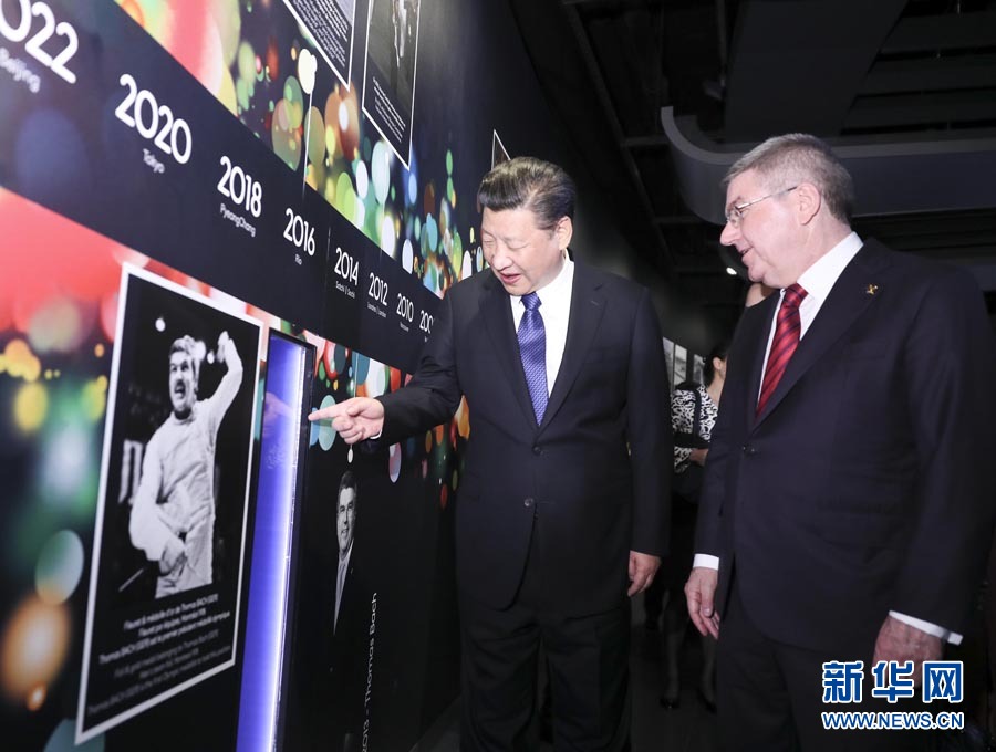 1月18日,国家主席习近平在瑞士洛桑国际奥林匹克博物馆会见国际奥林匹克委员会主席巴赫。这是习近平在巴赫陪同下,参观巴赫作为击剑运动员参加奥运会的照片。新华社记者 兰红光 摄 1月18日,国家主席习近平在瑞士洛桑国际奥林匹克博物馆会见国际奥林匹克委员会主席巴赫。这是习近平在巴赫陪同下,参观巴赫作为击剑运动员参加奥运会的照片。新华社记者 兰红光 摄