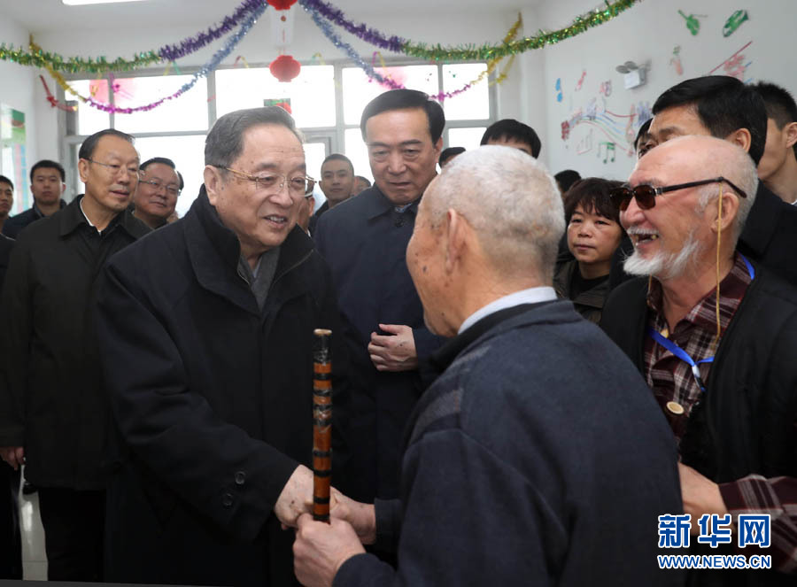 1月16日至18日，中共中央政治局常委、全国政协主席俞正声在新疆调研。这是1月17日，俞正声在头屯河农场同和&middot;幸福城社区了解社区群众生活情况。新华社记者刘卫兵摄