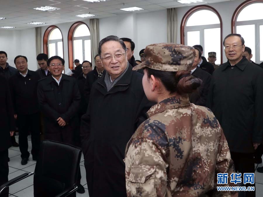 1月16日至18日，中共中央政治局常委、全国政协主席俞正声在新疆调研。这是1月17日，俞正声在兵团十二师三坪农场民兵值班连，与值班民兵亲切交流。新华社记者刘卫兵摄