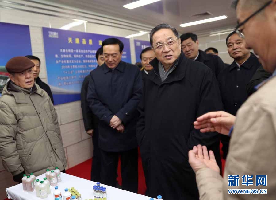 1月16日至18日，中共中央政治局常委、全国政协主席俞正声在新疆调研。这是1月17日，俞正声在天康生物股份有限公司询问生产经营、市场销售、技术研发等情况。新华社记者刘卫兵摄