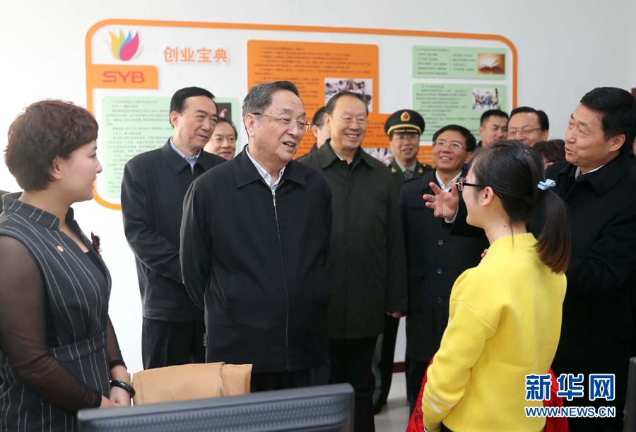 1月16日至18日，中共中央政治局常委、全国政协主席俞正声在新疆调研。这是1月17日，俞正声在头屯河农场同和&middot;幸福城社区与青年进行交流。新华社记者刘卫兵摄