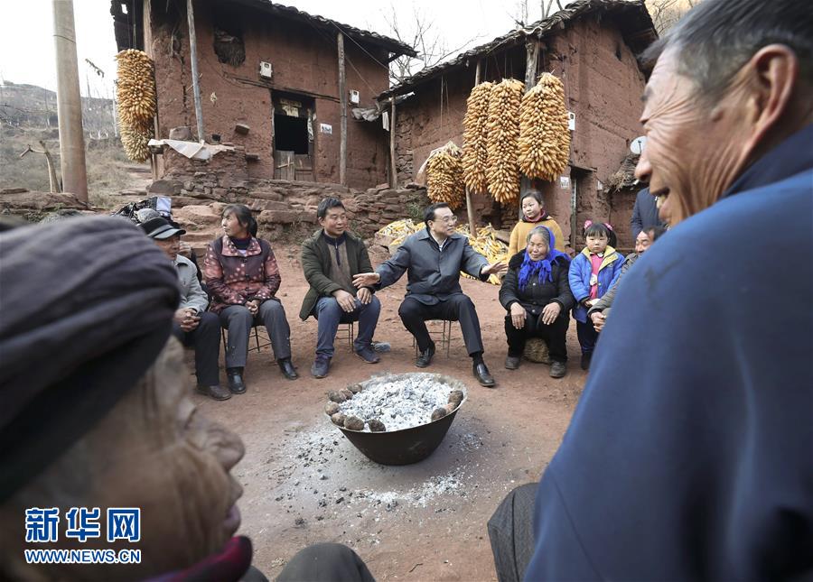 1月23日至25日，新春佳节前夕，中共中央政治局常委、国务院总理李克强在云南省昭通、昆明考察，向各族群众送上新春祝福。这是1月23日，李克强在昭通市昭阳区洒渔镇联合村余家大冲自然村看望村民，了解扶贫开发与精准扶贫情况。 新华社记者 庞兴雷 摄
