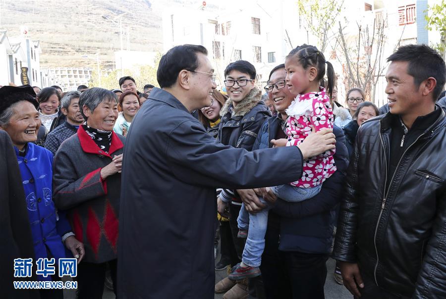 1月23日至25日，新春佳节前夕，中共中央政治局常委、国务院总理李克强在云南省昭通、昆明考察，向各族群众送上新春祝福。这是1月23日，李克强在昭通市鲁甸县龙头山镇甘家寨安置点看望群众。 新华社记者 庞兴雷 摄