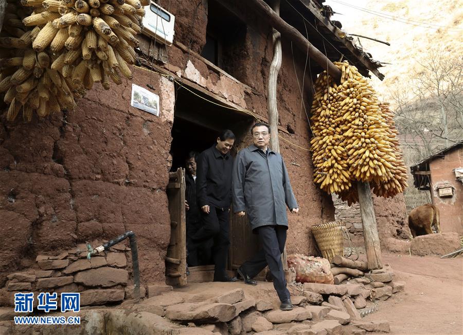 1月23日至25日，新春佳节前夕，中共中央政治局常委、国务院总理李克强在云南省昭通、昆明考察，向各族群众送上新春祝福。这是1月23日，李克强在昭通市昭阳区洒渔镇联合村余家大冲自然村考察。 新华社记者 庞兴雷 摄