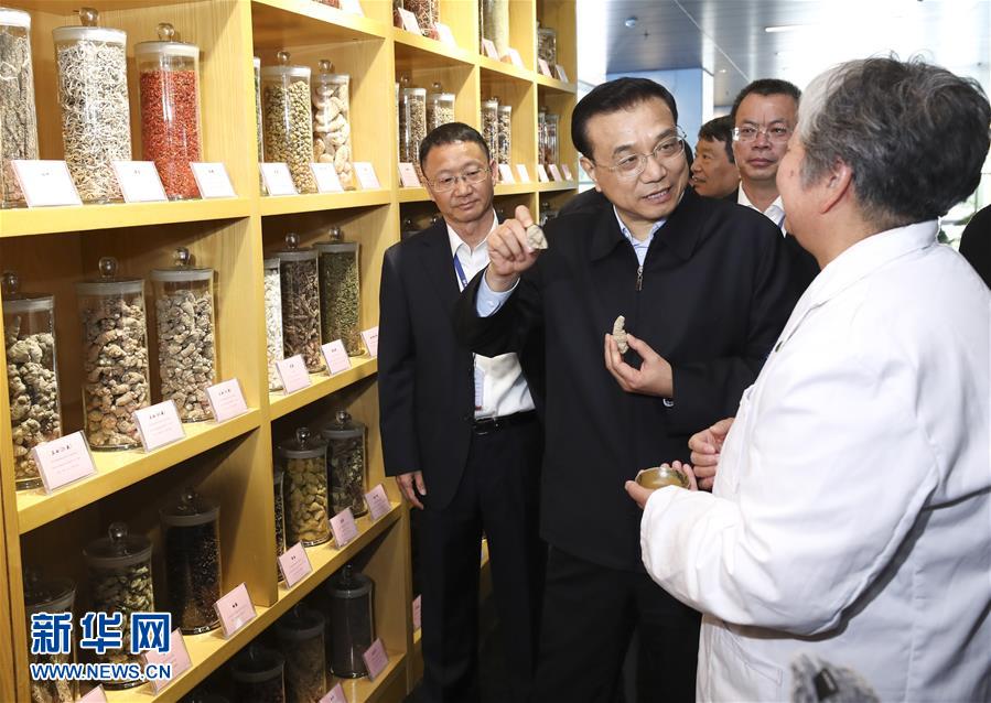 1月23日至25日，新春佳节前夕，中共中央政治局常委、国务院总理李克强在云南省昭通、昆明考察，向各族群众送上新春祝福。这是1月24日，李克强在云南白药集团考察民族品牌创新发展情况。 新华社记者 庞兴雷 摄