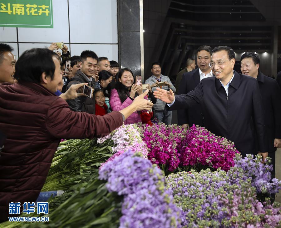 1月23日至25日，新春佳节前夕，中共中央政治局常委、国务院总理李克强在云南省昭通、昆明考察，向各族群众送上新春祝福。这是1月24日晚，李克强在昆明斗南花卉市场了解花农收入、鲜花销售等情况。 新华社记者 庞兴雷 摄