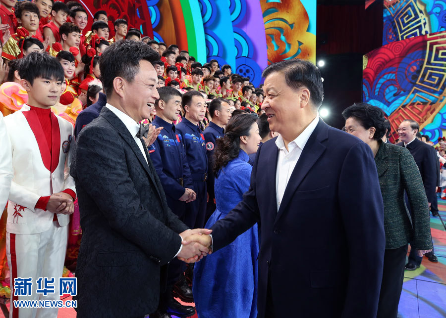 1月25日,中共中央政治局常委、中央书记处书记刘云山来到中央电视台2017年春节联欢晚会彩排现场,看望慰问正在紧张工作的演职人员。新华社记者 姚大伟 摄 1月25日,中共中央政治局常委、中央书记处书记刘云山来到中央电视台2017年春节联欢晚会彩排现场,看望慰问正在紧张工作的演职人员。新华社记者 姚大伟 摄