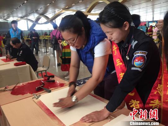 機場女安檢的&ldquo;年三十&rdquo;：數千次下蹲成就旅客平安回家路