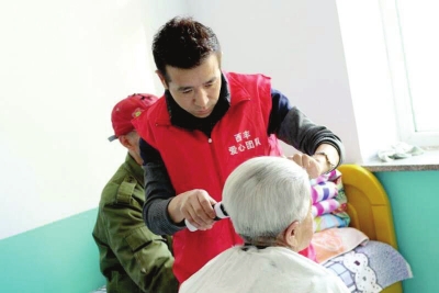敬老院里献爱心