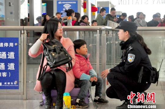 针对携带儿童独自出行的女性乘客，公安民警开展出行安全知识宣传。　吴正琪　摄