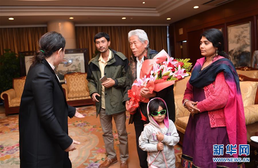 （社会）（4）滞留印度的王琪老人顺利回国