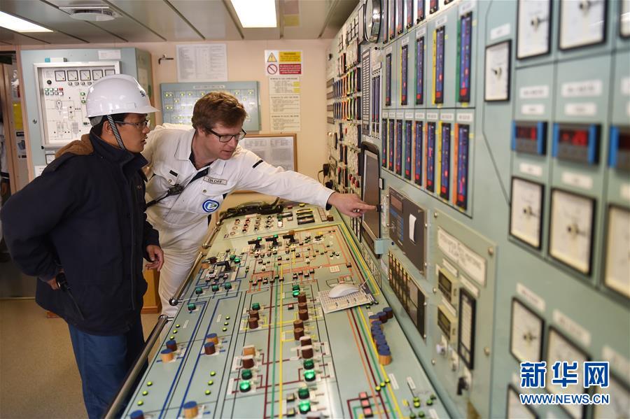 (社会)(2)全球最大船停泊宁波舟山港