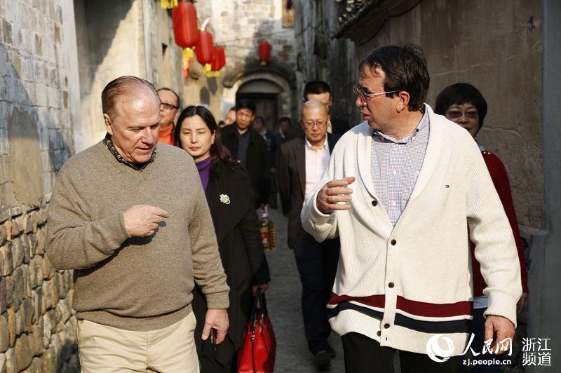 “洋村官”丁一牧(右)带着外商考察河洪村。胡余灶 摄