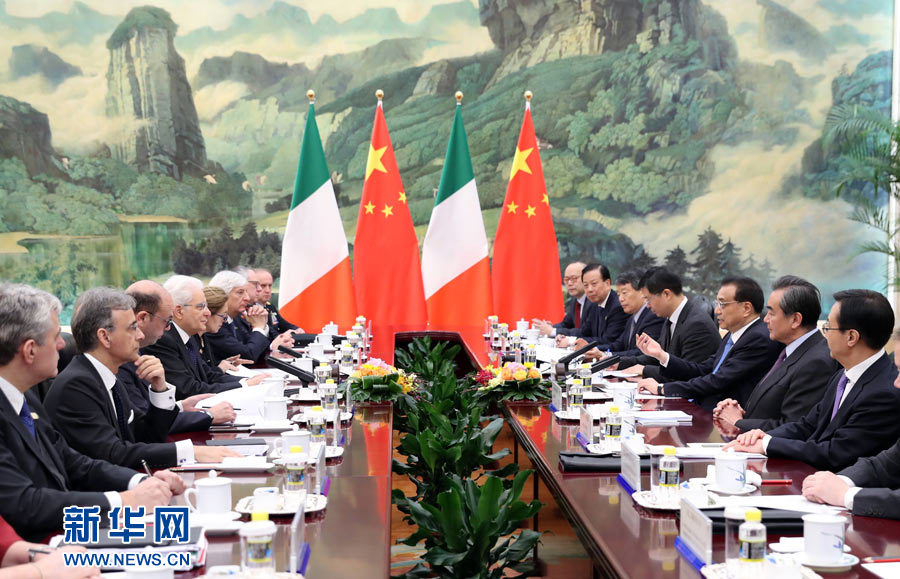 2月23日，国务院总理李克强在北京人民大会堂会见来华进行国事访问的意大利总统马塔雷拉。 新华社记者谢环驰摄