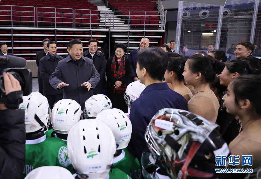 2月23日至24日,中共中央总书记、国家主席、中央军委主席习近平在北京考察。这是24日上午,习近平在五棵松体育中心热情勉励青少年冰球和队列滑爱好者们。 新华社记者 兰红光 摄 2月23日至24日,中共中央总书记、国家主席、中央军委主席习近平在北京考察。这是24日上午,习近平在五棵松体育中心热情勉励青少年冰球和队列滑爱好者们。 新华社记者 兰红光 摄
