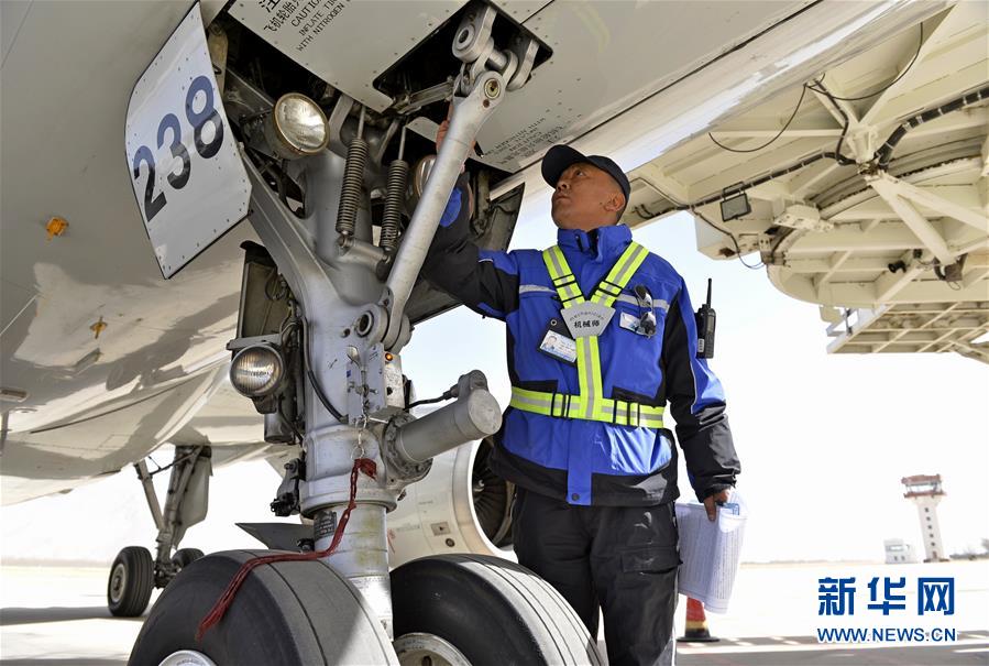 （XHDW&middot;图文互动）（1）特写：在西藏修飞机的人