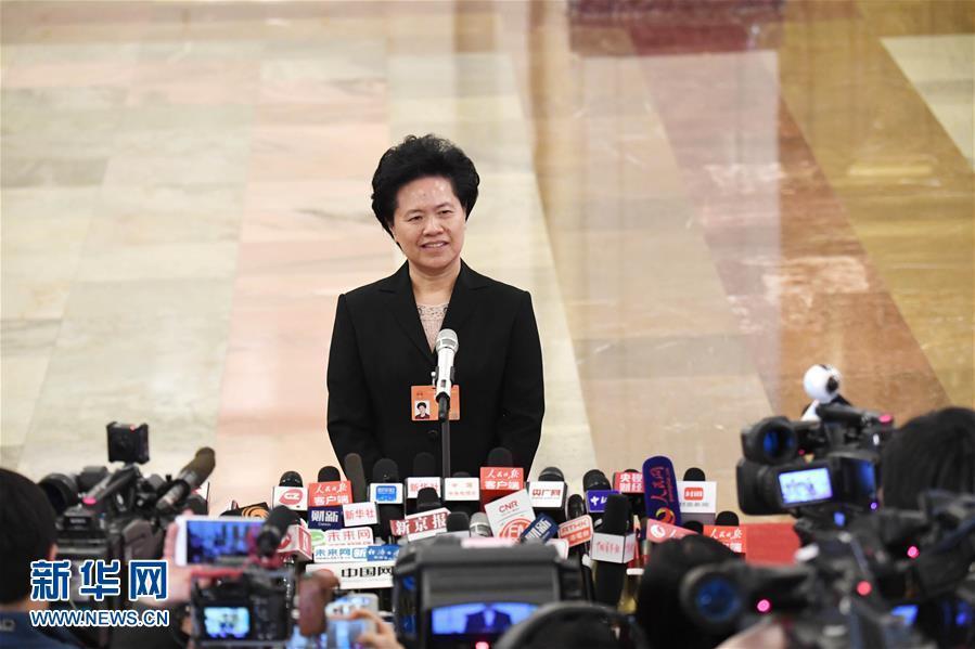 (两会·人大开幕)(13)采访部长