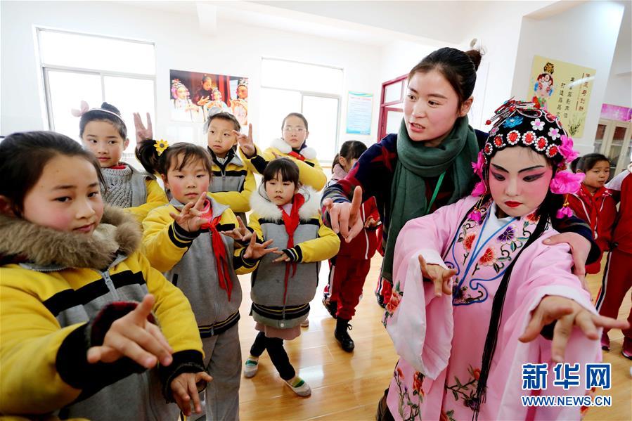 #（社会）（1）江苏东海：非遗传承进校园