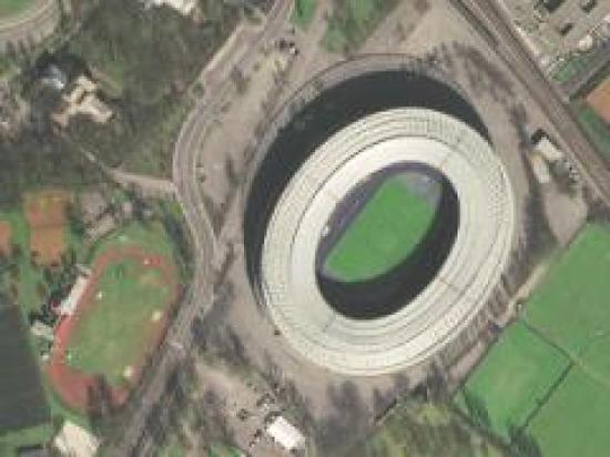 图为奥地利的恩斯特哈佩尔球场，可以清晰看出球馆顶部的钢筋结构。