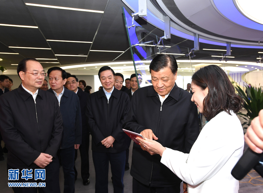 3月22日，中共中央政治局常委、中央书记处书记刘云山在人民日报社调研。这是刘云山在新媒体中心仔细了解人民日报客户端和法人微博、微信运营情况。新华社记者 饶爱民 摄