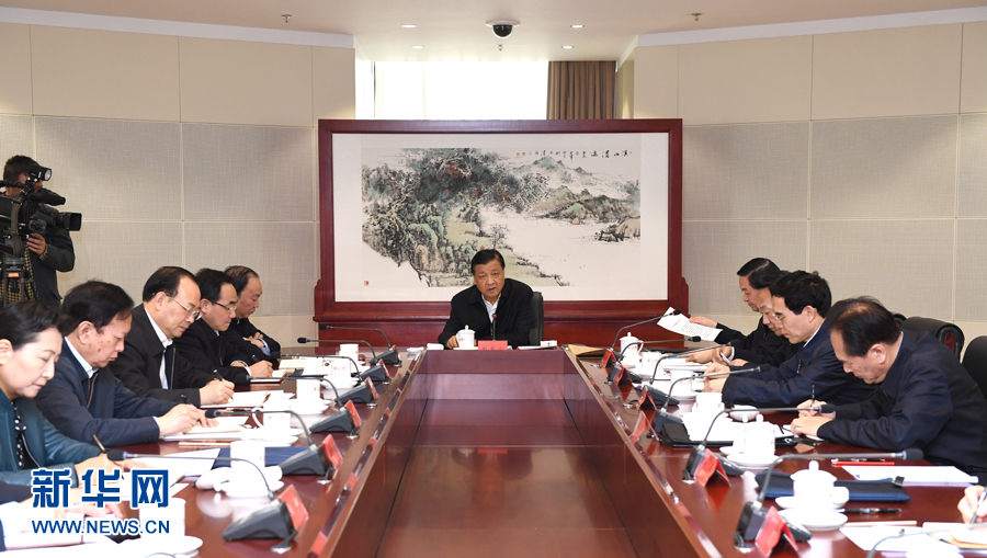 3月22日，中共中央政治局常委、中央书记处书记刘云山在人民日报社调研。这是刘云山就加快媒体融合发展，与中央新闻单位负责同志进行座谈。新华社记者 饶爱民 摄