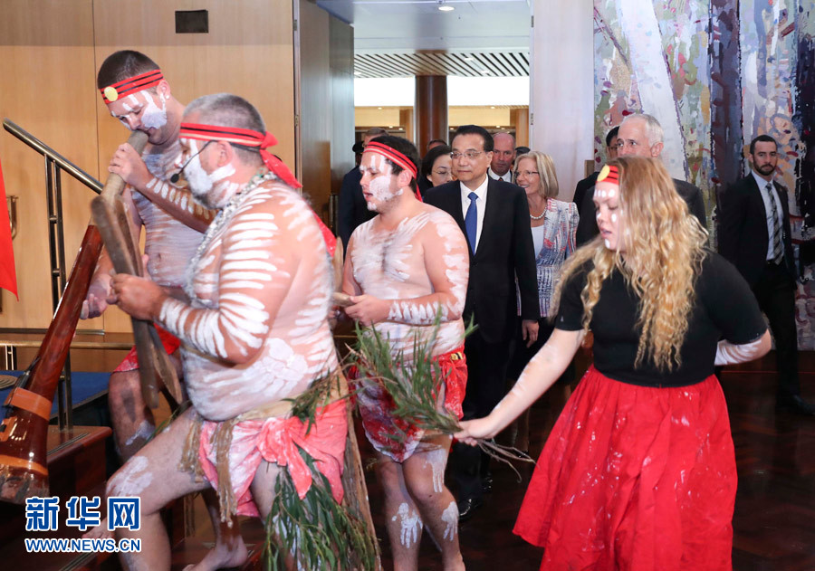 当地时间3月23日中午，国务院总理李克强在堪培拉议会大厦出席澳大利亚总理特恩布尔举行的欢迎宴会并发表致辞。这是澳大利亚土著人以传统舞蹈欢迎李克强总理。新华社记者 庞兴雷 摄