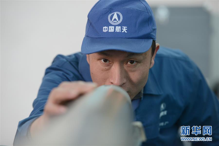 (时代先锋·图文互动)(1)“雕刻”火药30年 航天工匠“一把刀”——记以国为重的大国工匠徐立平