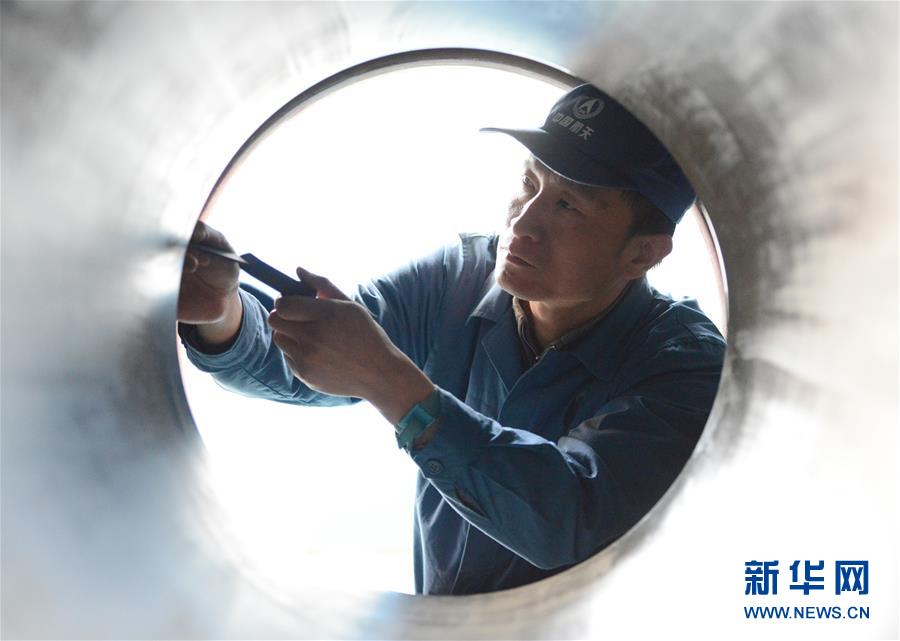 （时代先锋&middot;图文互动）（2）&ldquo;雕刻&rdquo;火药30年 航天工匠&ldquo;一把刀&rdquo;&mdash;&mdash;记以国为重的大国工匠徐立平