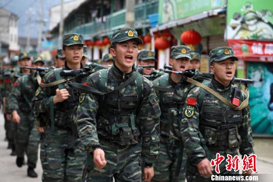 震撼：看福建武警特战官兵如何&ldquo;飞檐走壁&rdquo;