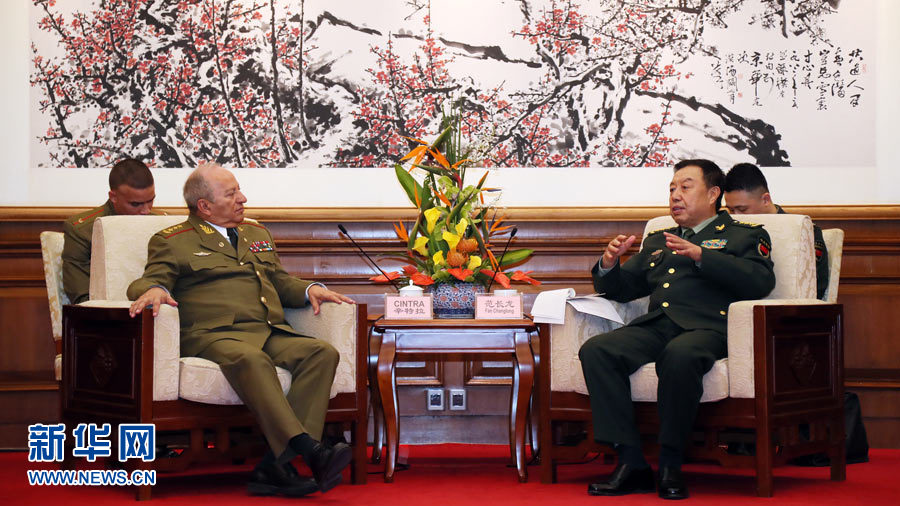 3月28日，中央軍委副主席范長龍在北京釣魚臺國賓館會見來華訪問的古巴革命武裝力量部部長萊奧波爾多·辛特拉。 新華社發（劉芳 攝） 