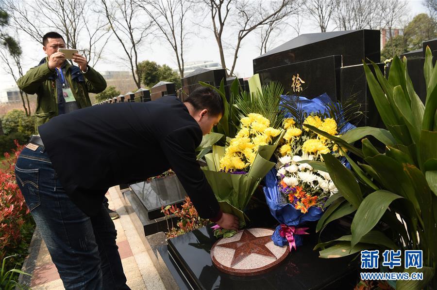 （社会）（1）南京一公墓推出“直播代客祭扫”服务 