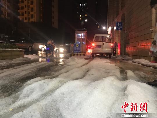 贵州贵阳：强对流天气引发冰雹最大冰雹直径约15毫米
