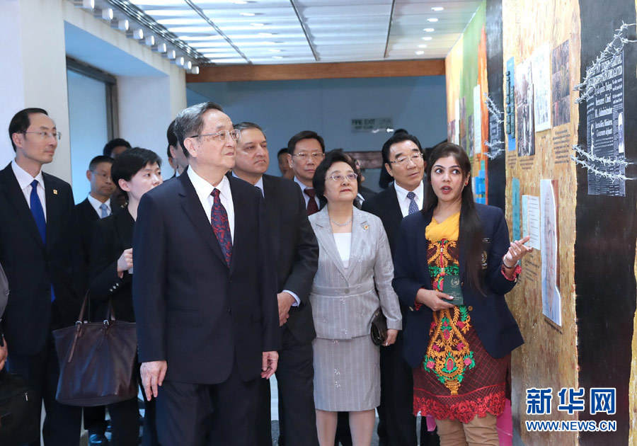 4月5日至6日，应巴基斯坦参议院主席拉巴尼邀请，全国政协主席俞正声对巴基斯坦进行正式友好访问。这是4月5日，俞正声在伊斯兰堡参观巴基斯坦议会大厦宪法长廊。新华社记者马占成摄