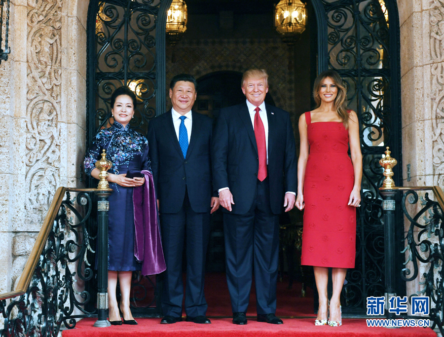 当地时间4月6日，国家主席习近平在美国佛罗里达州海湖庄园同美国总统特朗普举行中美元首会晤。这是习近平和夫人彭丽媛同特朗普和夫人梅拉尼娅合影留念。新华社记者 饶爱民 摄 