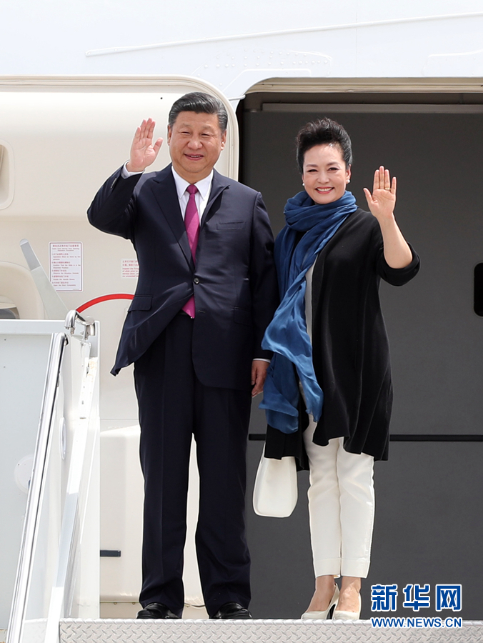 4月6日，国家主席习近平乘专机抵达美国佛罗里达州，将在海湖庄园同美国总统特朗普举行中美元首会晤。这是习近平和夫人彭丽媛步出机舱。新华社记者 刘卫兵 摄 