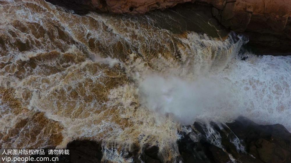 4月7日，航拍陕西壶口瀑布的壮观景象。